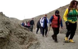 خمسينية تقود عراقيات إلى المشي وتسلق الجبال