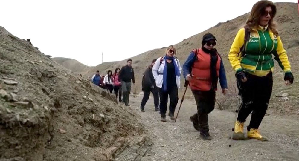 خمسينية تقود عراقيات إلى المشي وتسلق الجبال