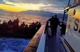 خفر السواحل اليوناني يرمي عائلة يمنية مهاجرة في البحر الأبيض المتوسط 