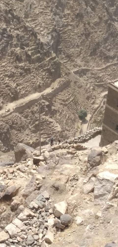 تداعيات سقوط كتل من الصخور بيافع : إخراج طفل من تحت الأنقاض 