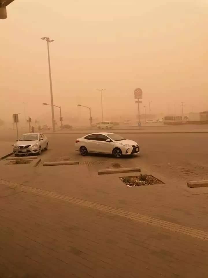 صور : موجة غبار كبيرة تبتلع العاصمة الرياض وشلل تام يضرب حركة السير