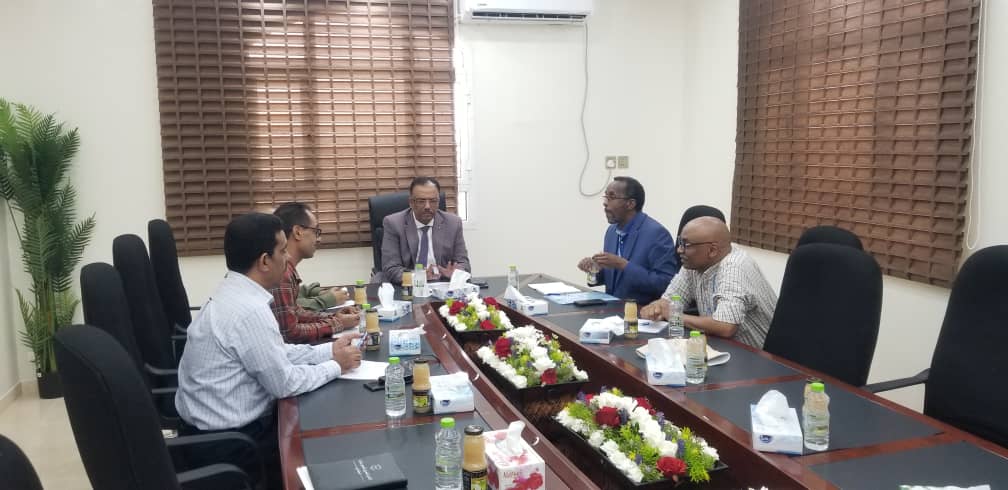 الغذاء العالمي يقدم جهازي فحص بالأشعة السينية للجمارك اليمنية