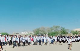 طلاب طب بشري ينفذون وقفة احتجاجية في جامعة عدن