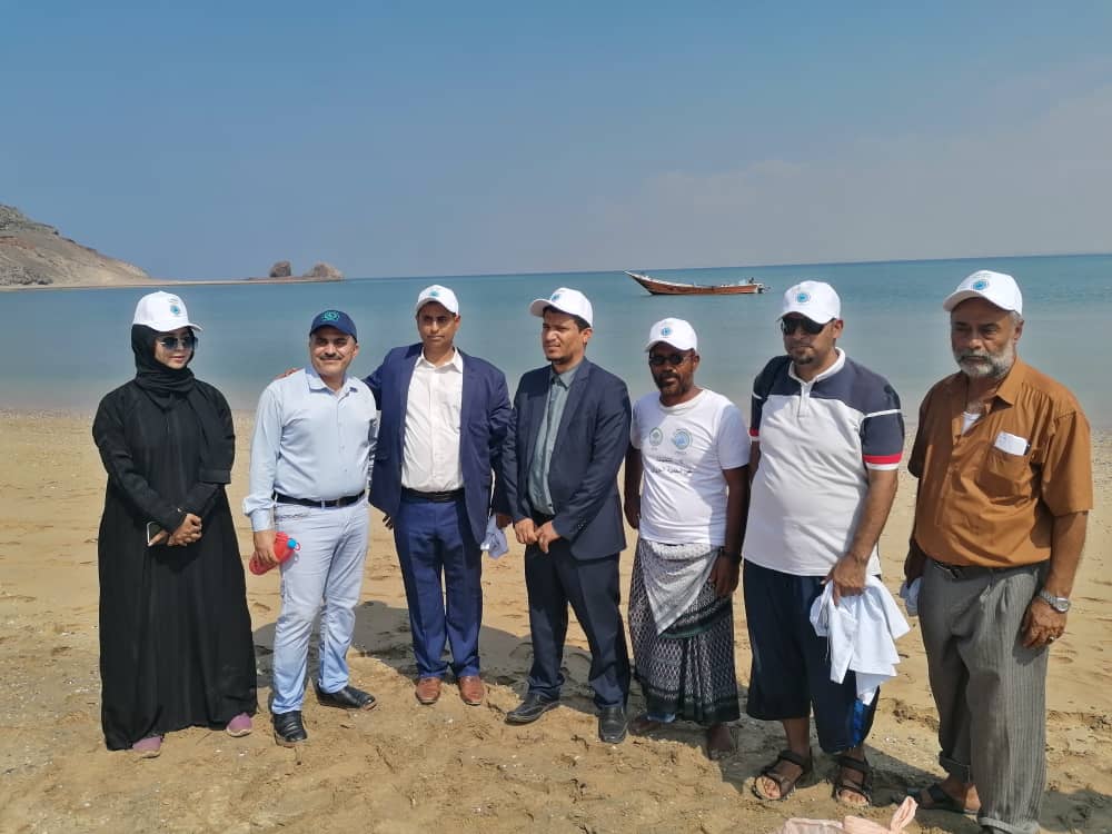 مدير عام البريقة يدشن حملة نظافة لساحل محمية جزيرة العزيزي
