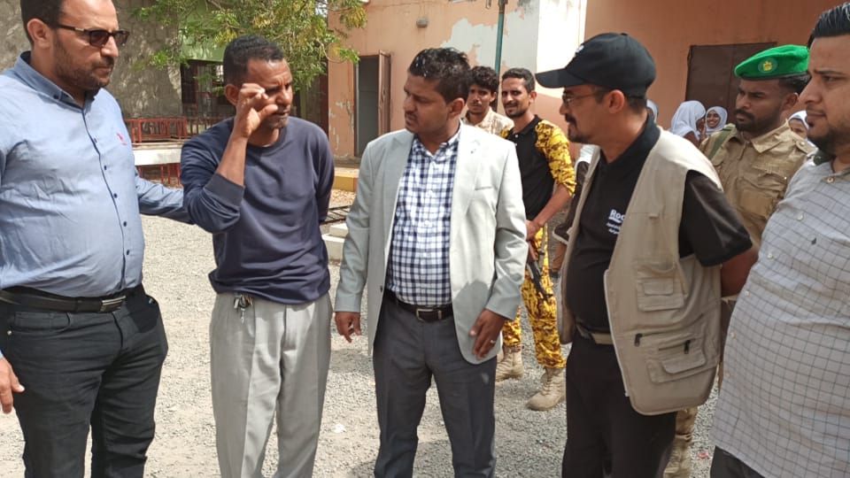 خلال اطلاعه على الترتيبات لتركيب منظومة الطاقة الشمسية بمدرستين .. مدير عام الشيخ عثمان يوجه دعوة 