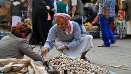 اليمن يبحث عن تمويلات لمواجهة تمدد الأزمة الغذائية