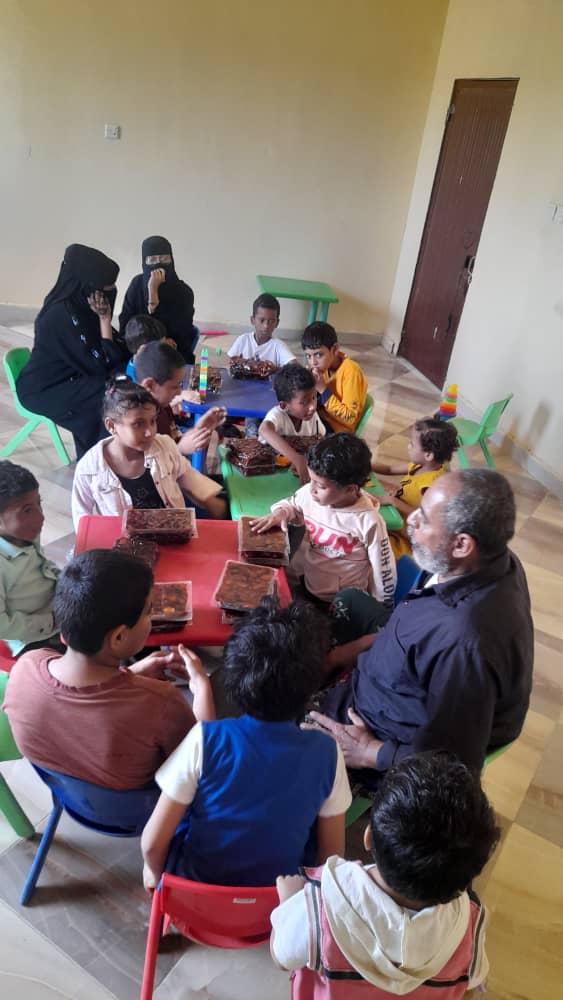 مركز الحصن لذوي الاحتياجات الخاصة بفرعية يوزع تمور لذوي الإعاقة