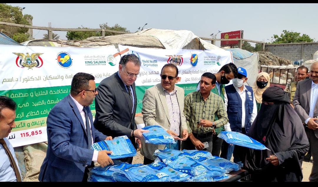 وزير الصحة يدشن توزيع الناموسيات على مخيمات النازحين بعدن