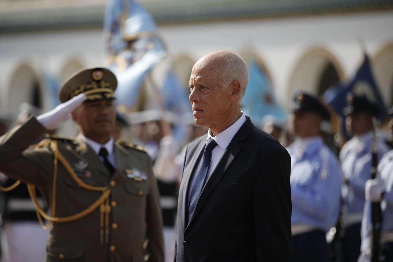 الرئيس التونسي يحلّ البرلمان المجمّد