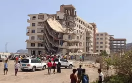 فيديو وصور : انهيار عمارة في عدن يخلف قتلى وجرحي