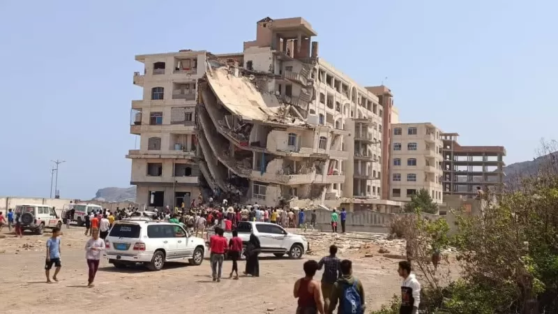 فيديو وصور : انهيار عمارة في عدن يخلف قتلى وجرحي