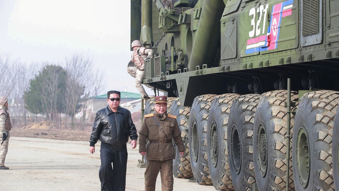 زعيم كوريا الشمالية يشهد تجربة لسلاح تكتيكي جديد