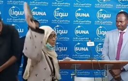 فيديو يشغل السودانيين.. صحفية ترمي سياسياً بحذائها