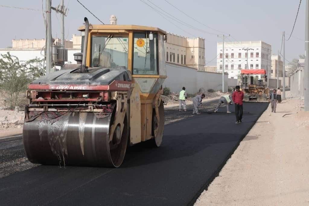 بدعم من البرنامج السعودي : تواصل العمل في سفلتة وإعادة تأهيل الشوارع الداخلية لمدينة الغيضة 