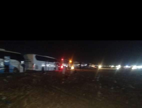 امرأة مسنة تفقد الوعي في منفذ الوديعة ومعاناة اليمنيين المعتمرين تستمر