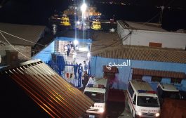 الطواقم البحرية لميناء عدن تنقذ بحارة السفينة الخشبية المحترقة 