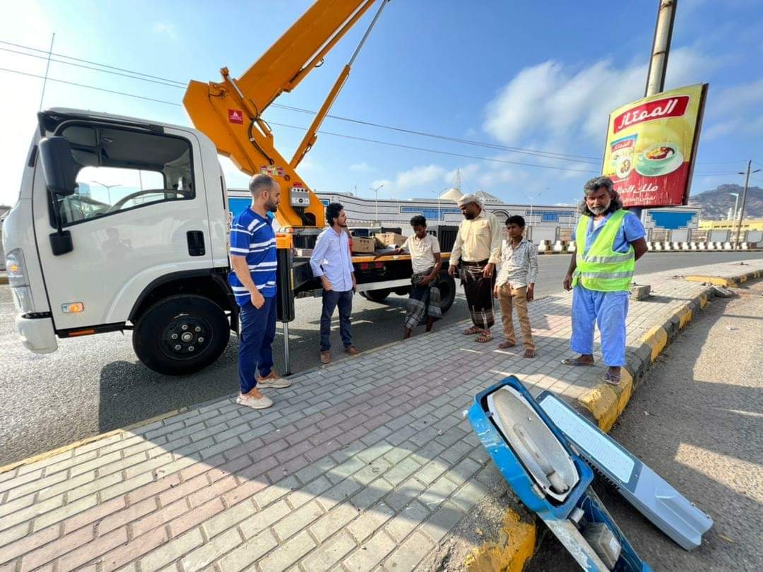 مدير صيرة يتفقد أعمال صيانة شبكة الانارة في الشوارع الرئيسية بالمديرية