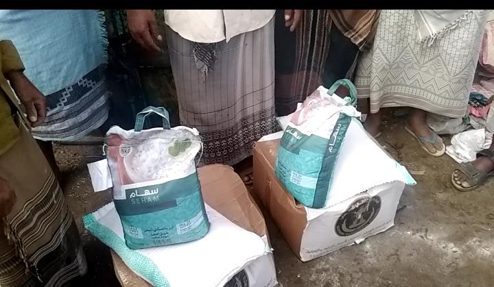 برعاية انتقالي احور تدشين توزيع السلل الغذائية لأسر الشهداء في المديرية