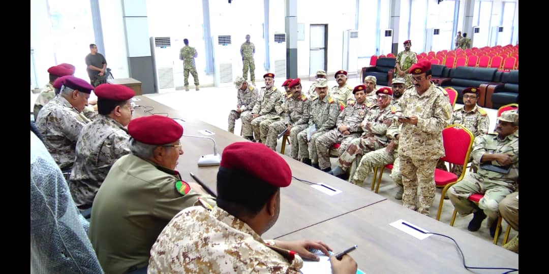 وزير الدفاع يترأس اجتماعاً لهيئات ودوائر الوزارة في عدن