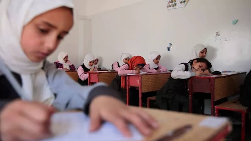 الحوثيون يواصلون تكريس الأمية.. التعليم الأساسي يلحق بالجامعي