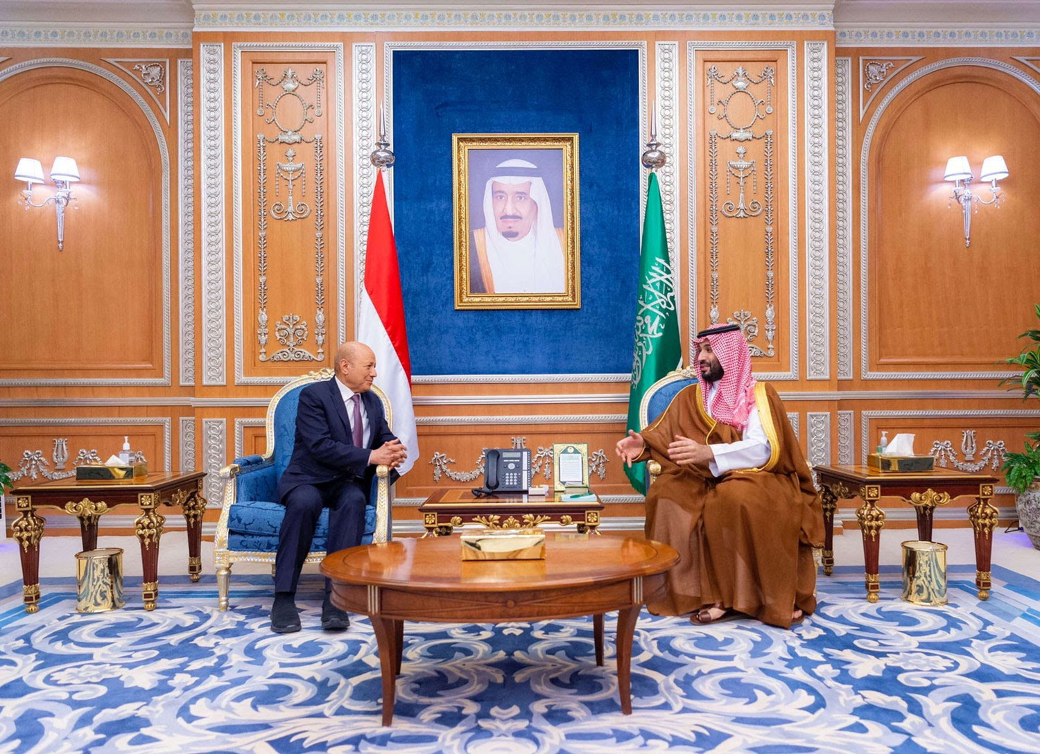 ضغوط السعودية قادت إلى تنحي الرئيس اليمني ونائبه