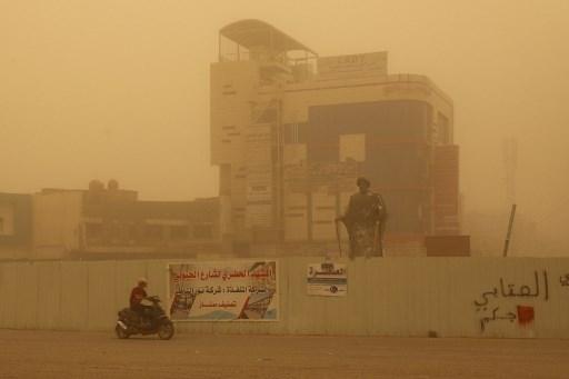 العشرات من حالات الاختناق جراء عاصفة رملية تضرب العراق