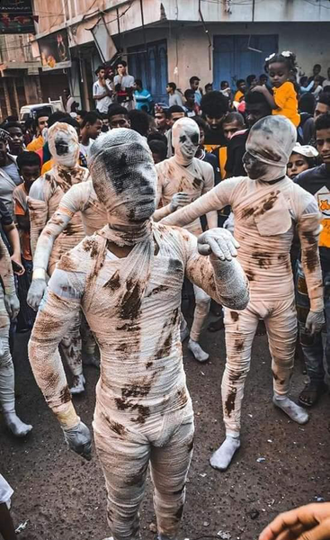 ممياء وشخصيات عالمية في شوارع المكلا ..شاهد ذلك