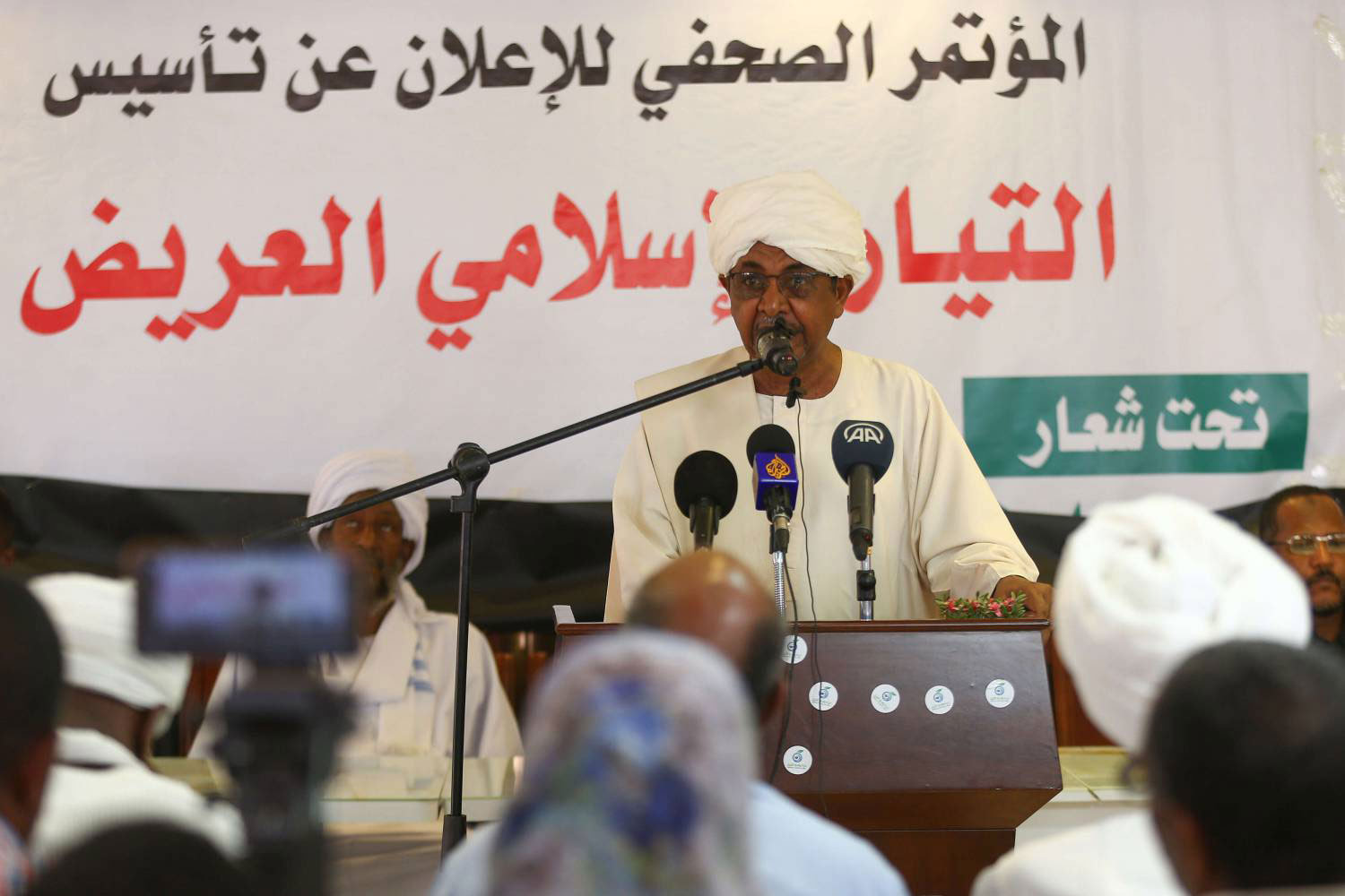 الإسلاميون في السودان ينتهزون غياب حاضنة للسلطة بتدشين تيار فضفاض