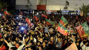 احتجاجات داعمة لرئيس الوزراء الباكستاني المُقال قبل ساعات من تعيين خليفة له