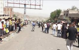العشرات يتظاهرون في المنفذ الغربي لمدينة تعز
