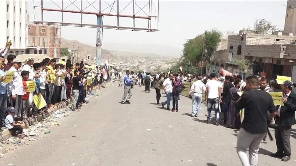 العشرات يتظاهرون في المنفذ الغربي لمدينة تعز