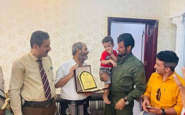 قائد الحزام الأمني في عدن يكرم أسرة الشهيد قائد اللواء ثالث عمالقة 