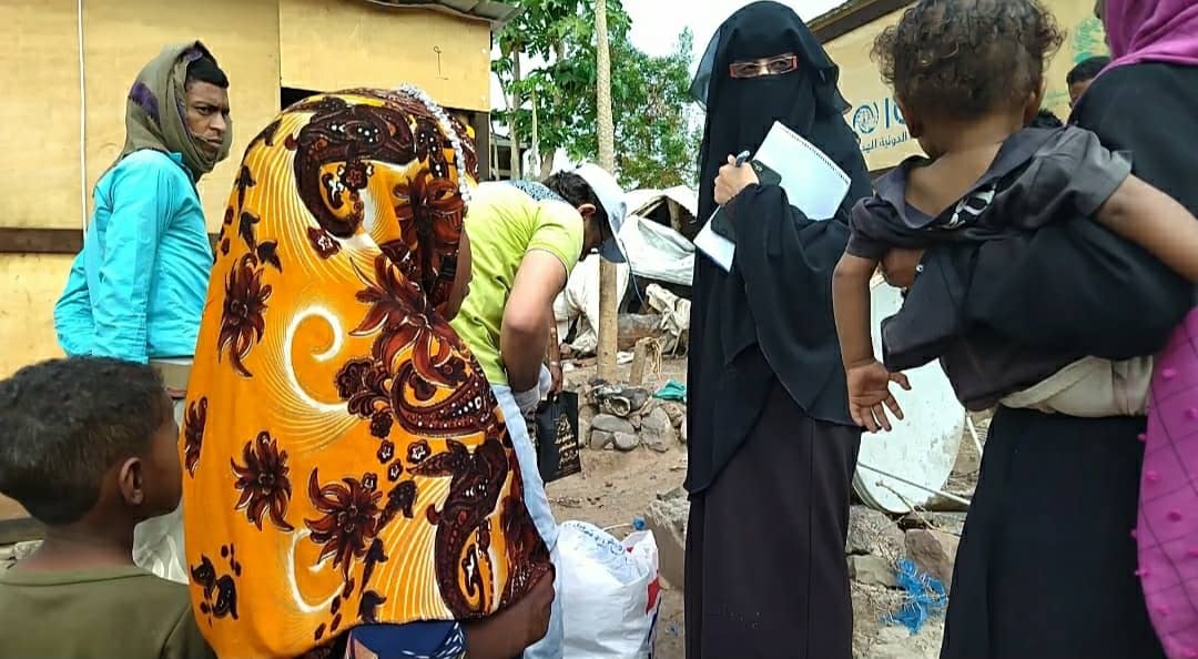 مبادرة FOR HER توزع ملابس العيد للفقراء بمنطقة الصافية بتعز