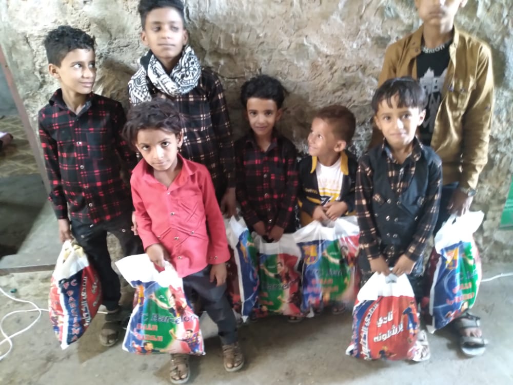 تدشين مشروع توزيع كسوة عيد الفطر للايتام في منطقة حبيل حنش المسيمير لحج