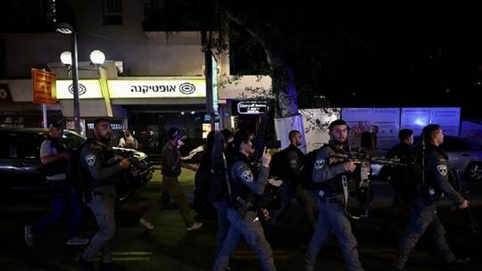 مقتل 3 إسرائيليين وإصابة 6 آخرين في هجوم نفذه شاب بفأس شرق تل أبيب
