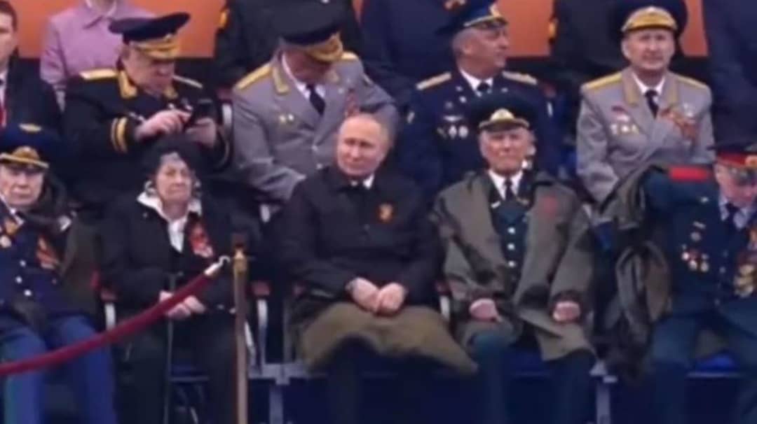 غطاء على قدمي بوتين يثير الريبة.. ما القصة؟