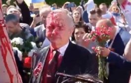 عقاب محرج.. شاهد كيف رُشق سفير روسيا في بولندا بطلاء أحمر