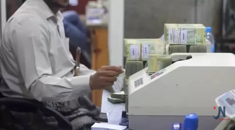 بعد قبول الشرعية جوازات صنعاء.. صحفي :  هل يقبل الحوثي بالأوراق النقدية الجديدة؟