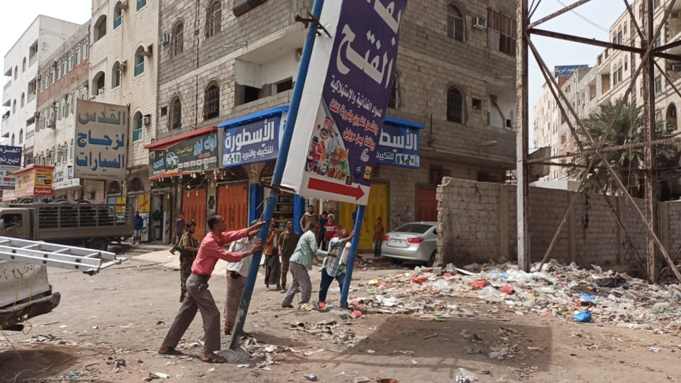 شوارع المنصورة تشهد حملة إزالة اللوحات الإعلانية والدعائية المخالفة 