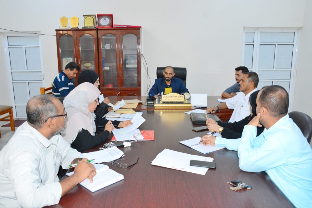 اجتماع للجنة المناقصات بمديرية صيرة يقر إنزال مشاريع جديدة في الأيام القادمة