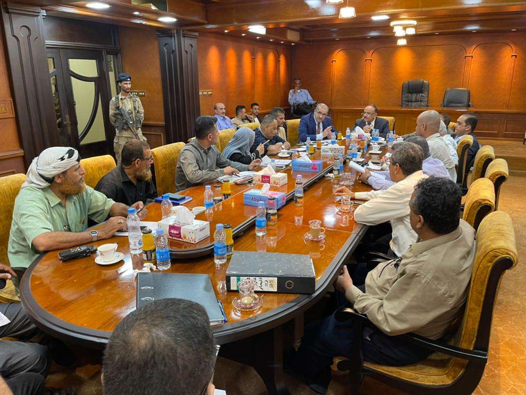 وزير النقل : مجلس القيادة الرئاسي وحكومة المناصفة يوليان اهتمامها لميناء عدن