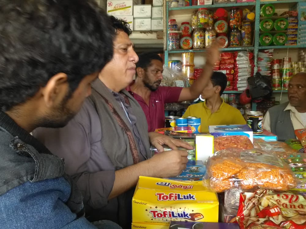 مدير مدينة الحوطة وفريق ضبط الاسعار يدشنون حملة في محلات المديرية