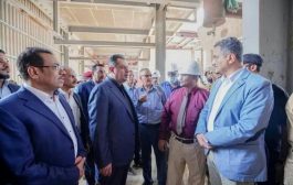 رئيس الوزراء ينفذ زيارة إلى مصافي عدن ويطلع على خطوات لإعادة تشغيلها بكامل طاقتها