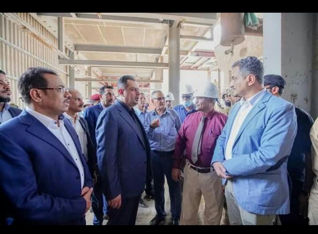 رئيس الوزراء ينفذ زيارة إلى مصافي عدن ويطلع على خطوات لإعادة تشغيلها بكامل طاقتها