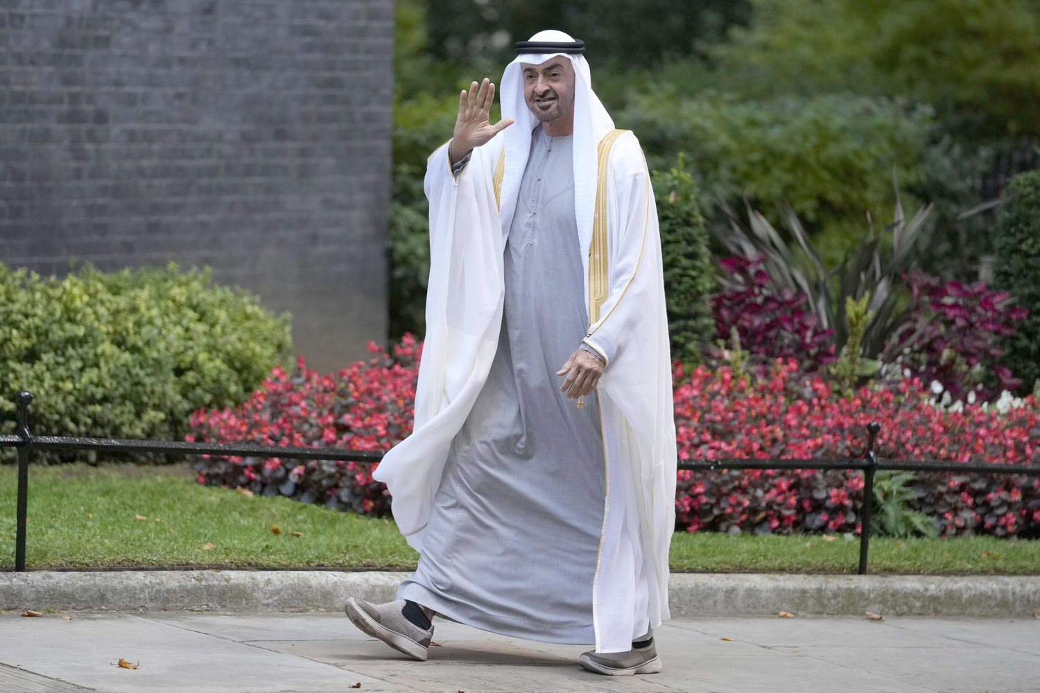 من هو “الشيخ محمد بن زايد” رئيس دولة الإمارات الجديد ؟