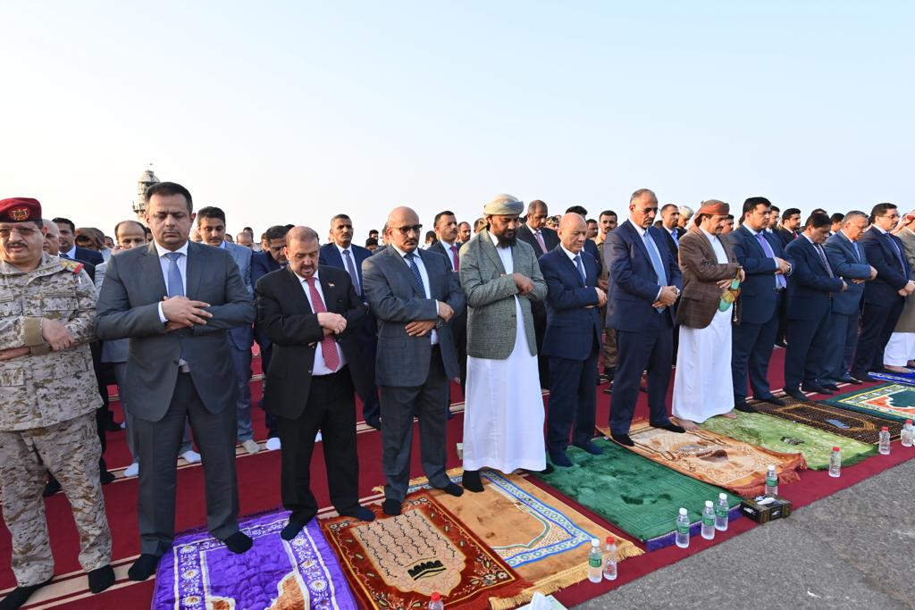 مجلس القيادة وقيادات الدولة يؤدون صلاة عيد الفطر في عدن