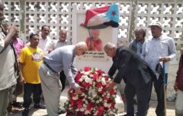 المجلس الانتقالي يضع إكليلا من الزهور بموقع استشهاد على ناصر