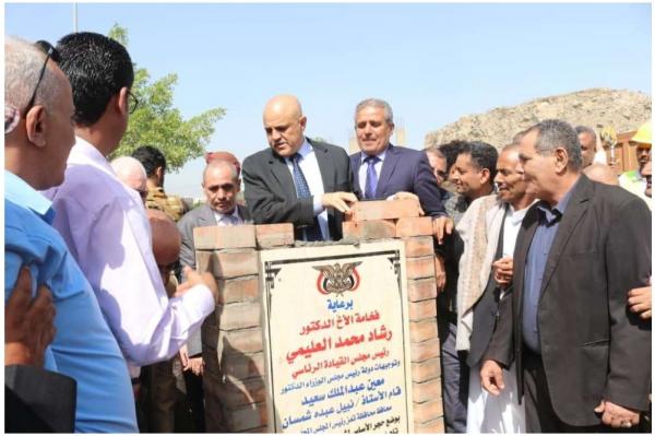 مجهولون يهدمون حجر الأساس لمشروع تأهيل طريق التربة في تعز