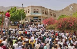 طلاب جامعة تعز يتظاهرون منددين بقرارات الجامعة 
