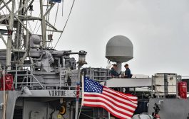 البحرية الأمريكية تكشف عن ملاحقة زوارق إيرانية لسفينتين في مضيق هرمز
